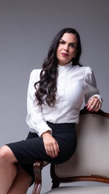 Dra. Tatiany Peixoto em ambiente profissional de atendimento